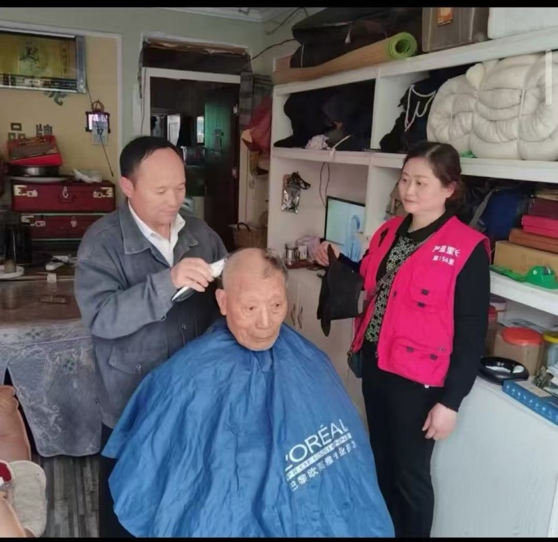 康仲鸿为邓典钟老人理发.jpg