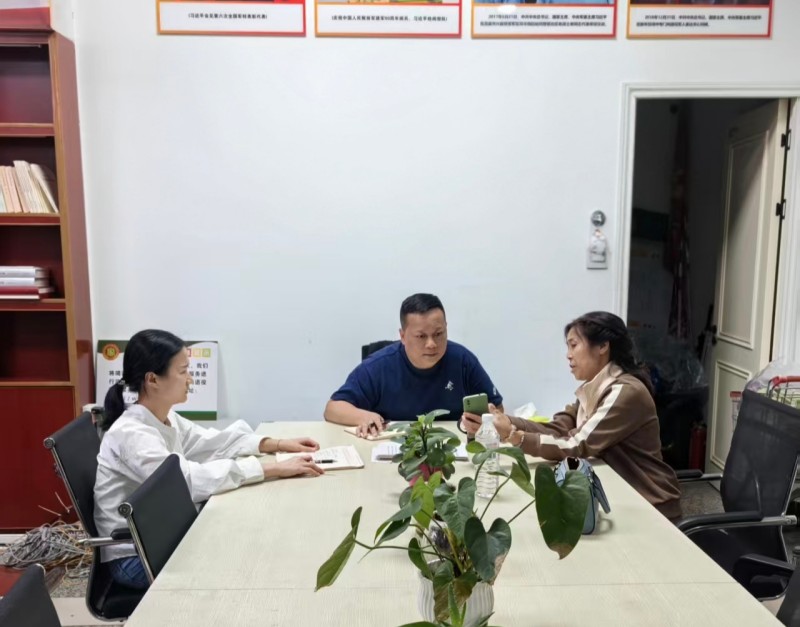 001县人大代表冯兵（中间）接待来访群众.jpg