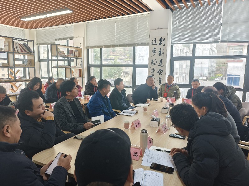 001入站代表和企业集中座谈宣传惠企政策调研企业诉求_副本_副本.jpg