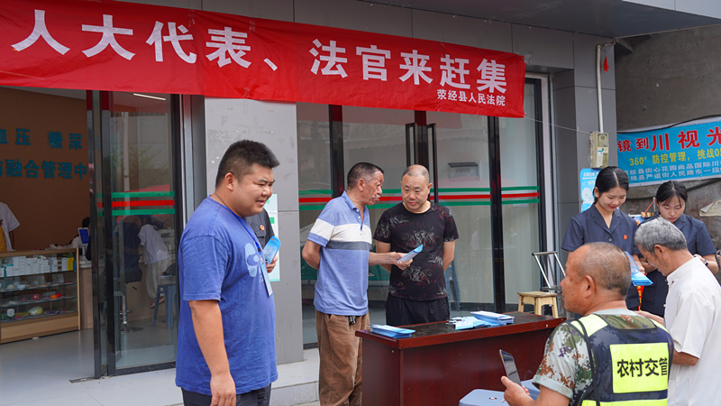 人大代表赶集开展普法活动_副本.jpg