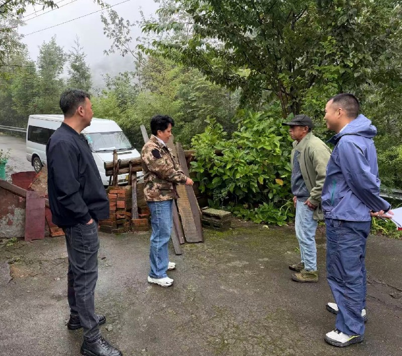 001县人大代表彭勇（左一）、罗芳（左二）入户走访征集社情民意_副本.jpg